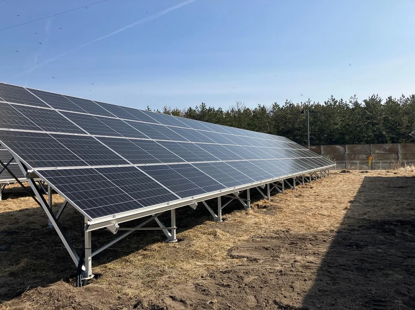 秋田市内で弊社が施工している完成間近の太陽光発電の現場へ行っ...