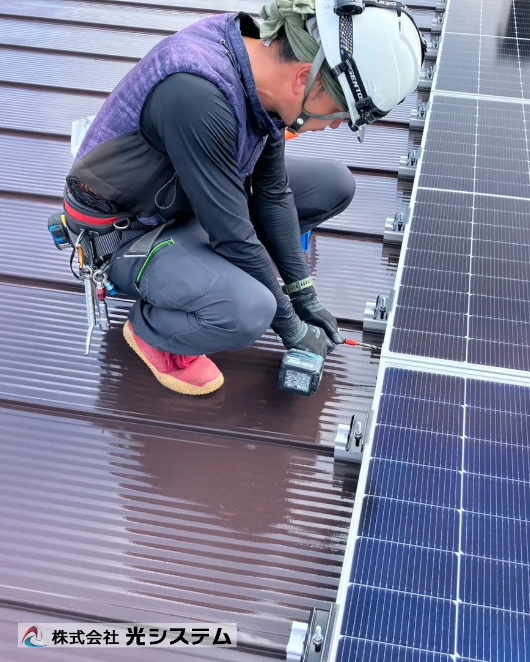 太陽光パネルの取り付け作業の様子です🔧
