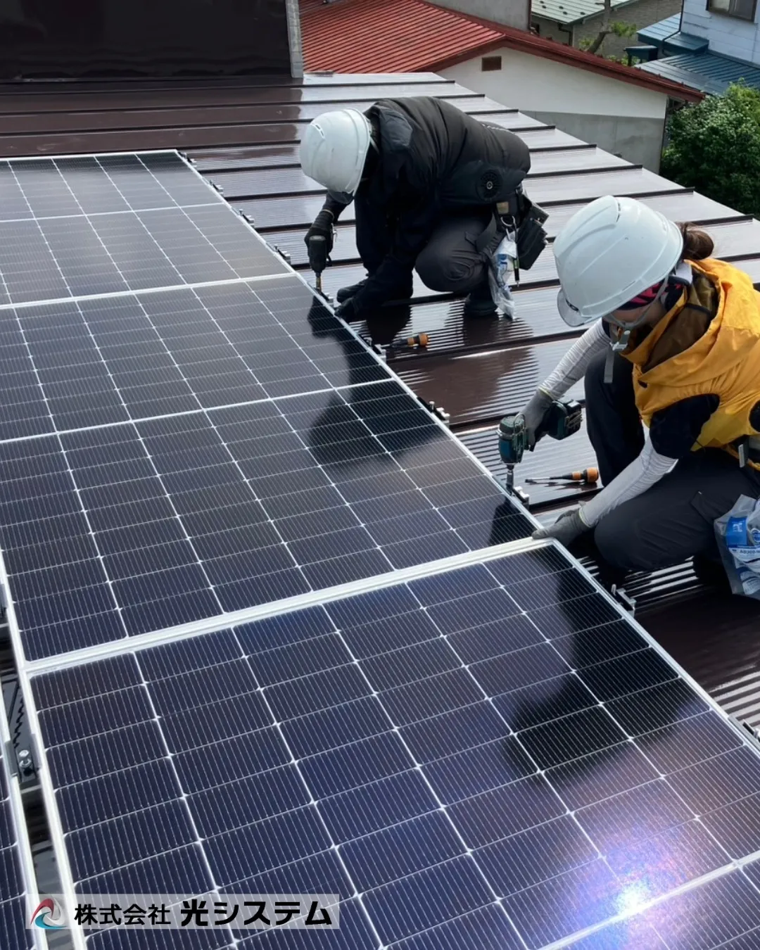 太陽光パネルの取り付け作業の様子です🔧